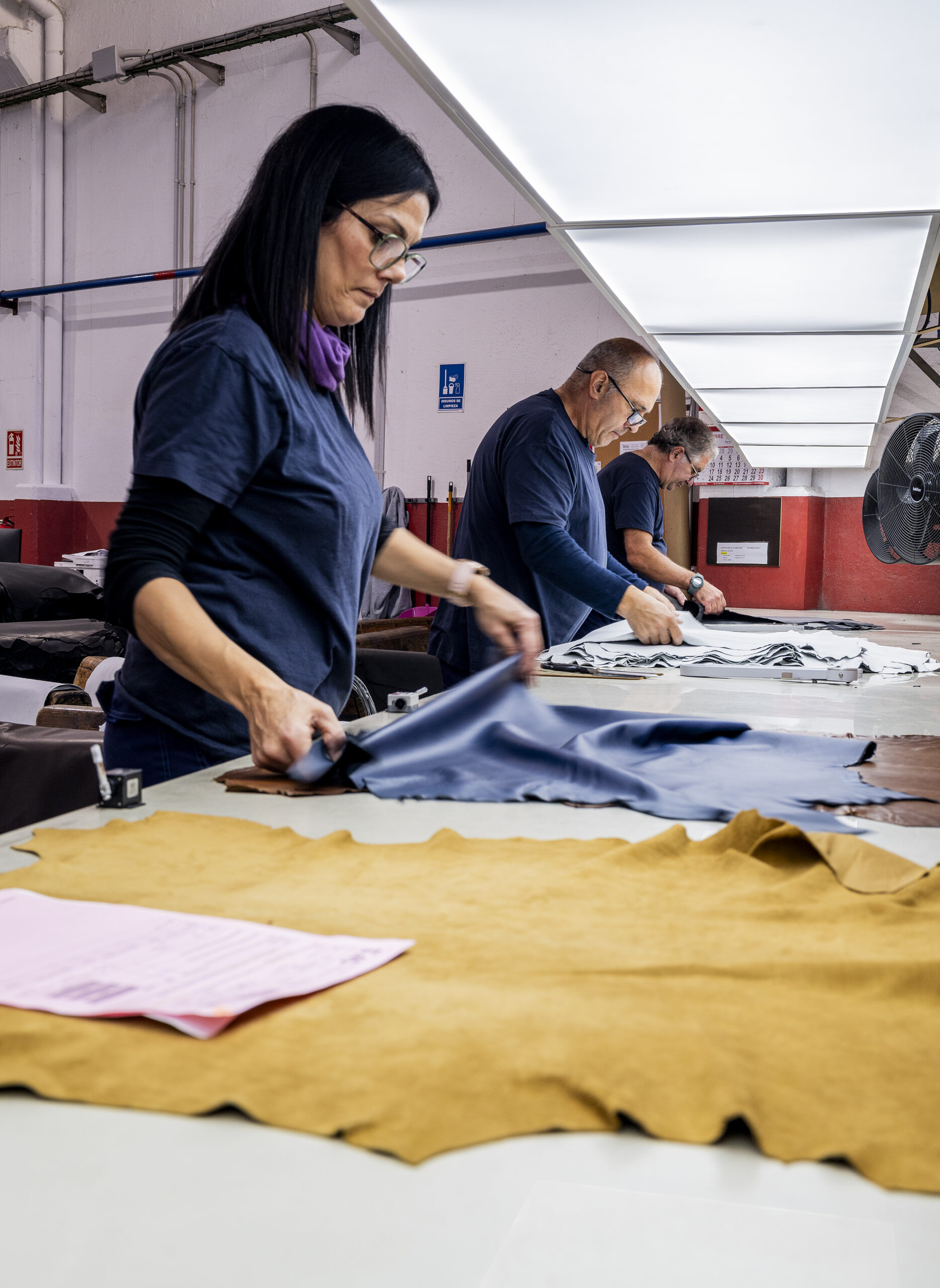 personas trabajando con cuero